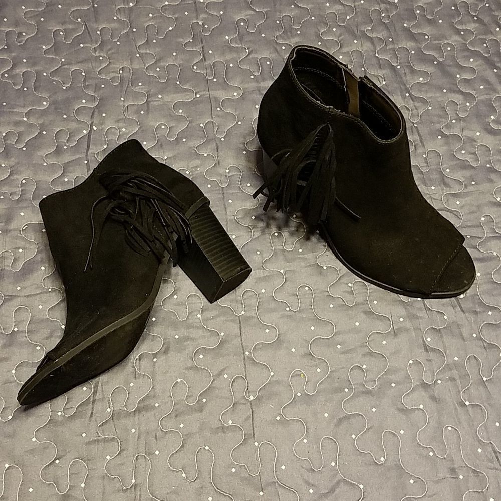 New Directions Ryder black fringe boots size 7